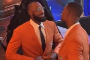 詹姆斯以梦八队成员身份入选名人堂 并穿上了名人堂夹克!