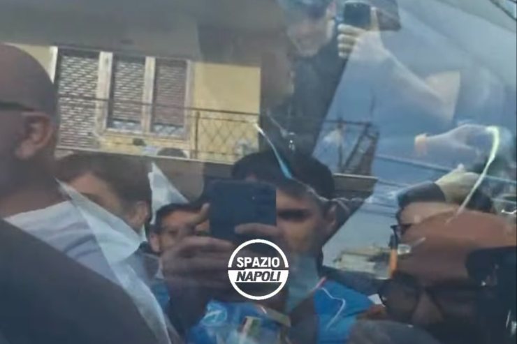 认错人了!意媒:那不勒斯vs卡利亚里主裁拉佩纳遭到球迷围堵