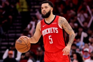 没找到筐!范弗里特半场6中0得分挂零 但送出全队最高5助攻