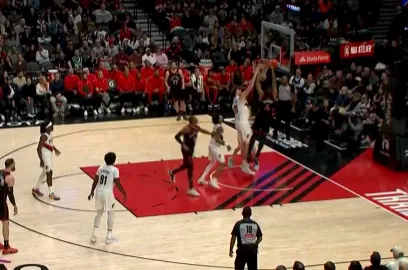 bob官网-巴恩斯顶着克林根双手暴扣得手，猛龙末节开局领先开拓者6分